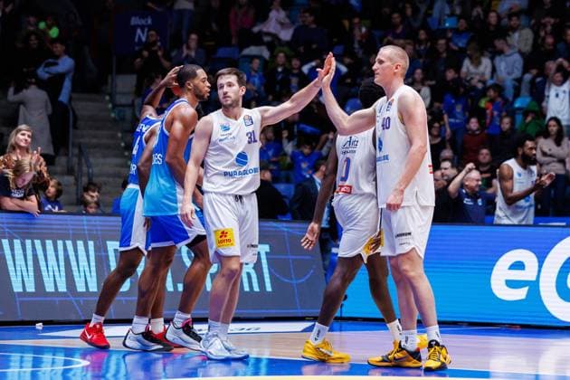 easycredit BBL, Frankfurt Skyliners - Syntainics MBC, 26.10.2025 Abpfiff in der Overtime. Die Sensation bleibt aus. Spencer Reaves (SYNTAINICS MBC, 31) und Collin Welp (SYNTAINICS MBC, 40) klatschen sich ab nach der Overtime Spiel der easycredit BBL easycredit BBL, Frankfurt Skyliners - Syntainics MBC; am 5. Spieltag der Saison 25 26 in der Süwag Energie ARENA am 26.10.2025 Copyright: xBEAUTIFULxSPORTS Hahnex