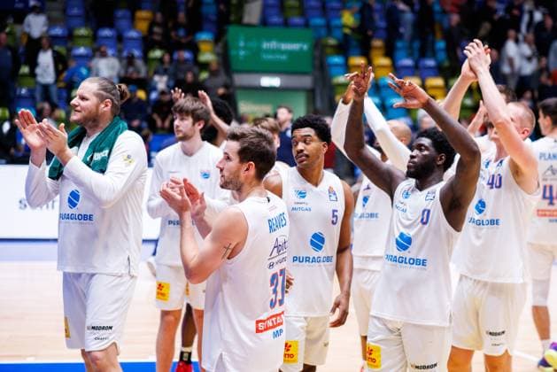 easycredit BBL, Frankfurt Skyliners - Syntainics MBC, 26.10.2025 Abpfiff in der Overtime. Die Sensation bleibt aus. Der MBC fährt als Sieger nach Hause. Die Spieler bedanken sich bei den mitgereisten Fans. Spiel der easycredit BBL easycredit BBL, Frankfurt Skyliners - Syntainics MBC; am 5. Spieltag der Saison 25 26 in der Süwag Energie ARENA am 26.10.2025 Copyright: xBEAUTIFULxSPORTS Hahnex