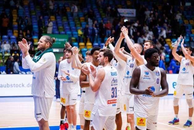 easycredit BBL, Frankfurt Skyliners - Syntainics MBC, 26.10.2025 Abpfiff in der Overtime. Die Sensation bleibt aus. Der MBC fährt als Sieger nach Hause. Die Spieler bedanken sich bei den mitgereisten Fans. Spiel der easycredit BBL easycredit BBL, Frankfurt Skyliners - Syntainics MBC; am 5. Spieltag der Saison 25 26 in der Süwag Energie ARENA am 26.10.2025 Copyright: xBEAUTIFULxSPORTS Hahnex