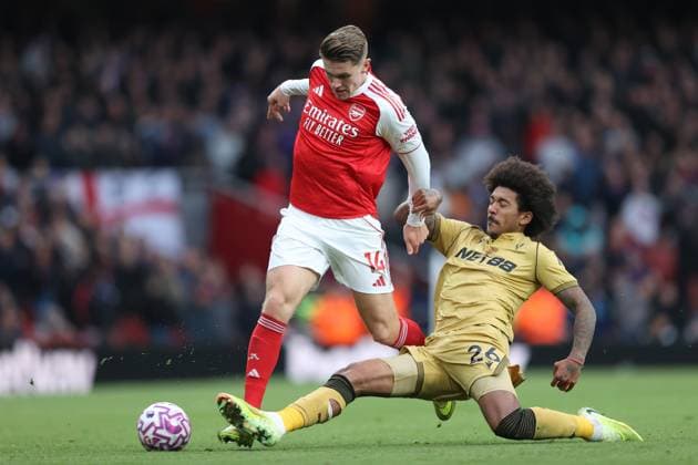 Arsenal v Crystal Palace 26 October 2025 London - Premier League Football - Arsenal v Crystal Palace - Viktor Gyokeres of Arsenal is tackled by Chris Richards of Crystal Palace - (Photo by Mark Leech). London UK Copyright: xMarkxLeechxOffside