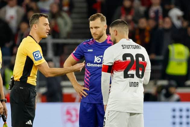 Schiedsrichter Felix Zwayer, Silvan Widmer (1.FSV Mainz, 30) und Deniz Undav (VfB Stuttgart, 26) bei der Platzwahl , Deutschland, Fussball, 1. Bundesliga, 8.Spieltag, 2025 2026, VfB Stuttgart vs. 1.FSV Mainz 05, 26.10.2025, MHP Arena, Stuttgart, Deutschland Stuttgart MHP Arena Baden-Württemberg Deutschland Copyright: xGrantxHubbsx