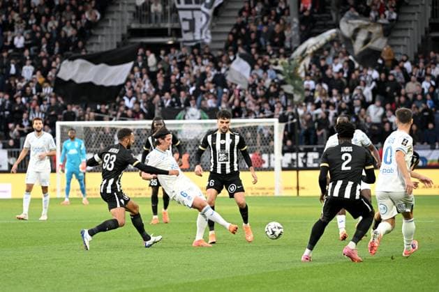 Angers SCO v FC Lorient - Ligue 1 McDonald s 2025 2026 06 Laurent ABERGEL (fcl) - 06 Louis MOUTON (sco) during the Ligue 1 McDonald s match between Angers and Lorient at Stade Raymond Kopa on October 26, 2025 in Angers, France. Angers France  Copyright: xFEPx 776348172