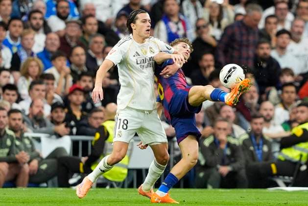 Real Madrid CF™s Alvaro Carreras (l) and FC Barcelona, Barca s Fermin Lopez during La Liga match. October 26, 2025. (20251026157)