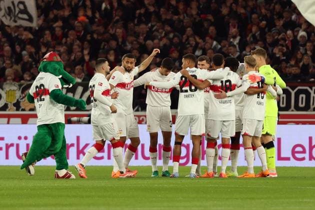 26.10.2025, xrekx, Fussball 1.Bundesliga, VfB Stuttgart - 1.FSV Mainz 05 v.l. Teamkreis VfB Stuttgart (DFL DFB REGULATIONS PROHIBIT ANY USE OF PHOTOGRAPHS as IMAGE SEQUENCES and or QUASI-VIDEO) Stuttgart