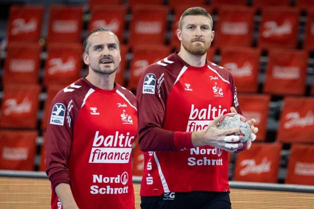 DAIKIN HBL: SG Flensburg-Handewitt vs HC Erlangen; 26.10.25 Kent Robin Tønnesen (Nr.23, SG Flensburg-Handewitt) und Blaz Blagotinsek (Nr.43, SG Flensburg-Handewitt) beim Warm Up DAIKIN HBL: SG Flensburg-Handewitt vs HC Erlangen, GP JOULE Arena am 26.10.25 Copyright: xBEAUTIFULxSPORTS MarioxM.xKobergx
