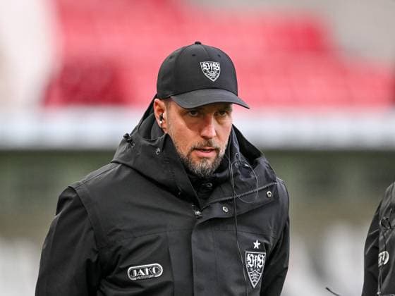 Trainer Sebastian Hoeneß (VfB Stuttgart) Schaut waehrend des Spiels der 1. Bundesliga zwischen VfB Stuttgart und 1. FSV Mainz 05, MHPArena Stuttgart am 26. October 2025 in Stuttgart, Deutschland. (Foto von Harry Langer DeFodi Images) +++ Trainer Sebastian Hoeneß (VfB Stuttgart) Looks on during the Bundesliga match between VfB Stuttgart and 1. FSV Mainz 05 at MHPArena Stuttgart on October 26, 2025 in Stuttgart, Germany. (Photo by Harry Langer DeFodi Images) DFL regulations prohibit any use of photographs as image sequences and or quasi-video. (Photo by Harry Langer DeFodi Images) DFL regulations prohibit any use of photographs as image sequences and or quasi-video. Trainer Sebastian Hoeneß VfB Stuttgart Looks on during the Bundesliga match between VfB Stuttgart and 1 FSV Mainz 05, MHPArena Stuttgart on October 26, 2025 in Stuttgart, Germany Photo by Harry Langer DeFodi Images Trainer Sebastian Hoeneß VfB Stuttgart Looks on during the Bundesliga match between VfB Stuttgart and 1 FSV Mainz 05 at MHPArena Stuttgart on October 26, 2025 in Stuttgart, Germany Photo by Harry Langer DeFodi Images DFL regulations prohibit any use of photographs as image sequences and or quasi video Photo by Harry Langer DeFodi Images DFL regulations prohibit any use of photographs as image sequences and or quasi video