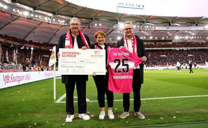 Stuttgart, Bundesliga Fußball VfB Stuttgart vs. 1. FSV Mainz 05, Spendenscheck für den Krebsverband in Höhe von 15.000, v.l. Präsident Diemar Allgaier, Ulrika Gebhardt, Geschäftsführerin des Krebsverbandes Baden-Württemberg,Alexander Wehrle (Vorstandsvorsitzender VfB) Gemäß den Vorgaben der DFL Deutschen Fußball Liga ist es untersagt, in dem Stadion und oder vom Spiel angefertigte Fotoaufnahmen in Form von Sequenzbildern und oder videoähnlichen Fotostrecken zu verwerten bzw. verwerten zu lassen.