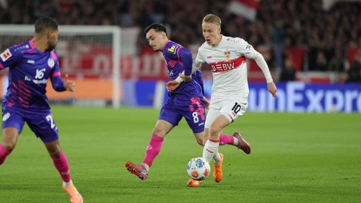 Stuttgart, Bundesliga Fußball VfB Stuttgart vs. 1. FSV Mainz 05, v.l. Paul Nebel (Mainz) Chris Führich (VfB) Gemäß den Vorgaben der DFL Deutschen Fußball Liga ist es untersagt, in dem Stadion und oder vom Spiel angefertigte Fotoaufnahmen in Form von Sequenzbildern und oder videoähnlichen Fotostrecken zu verwerten bzw. verwerten zu lassen.