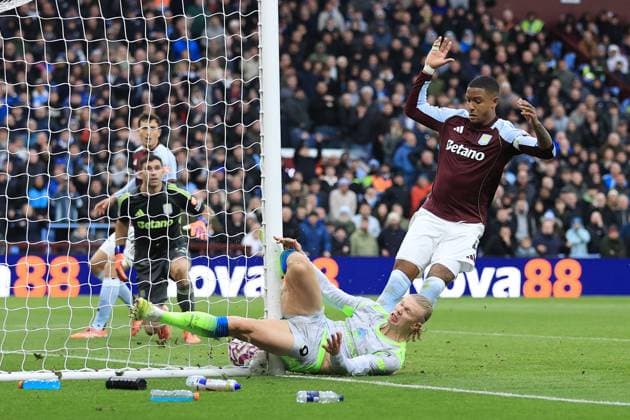 Football - Premier League - Aston Villa v Manchester City 26th October 2025 - Premier League - Aston Villa v Manchester City - Erling Haaland of Manchester City clashes with the goalpost as he tries to score under pressure from Ezri Konsa of Aston Villa - Photo: Simon Stacpoole Offside. Birmingham UK Copyright: xSimonxStacpoolexOffside
