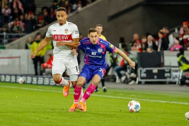 Jamie Leweling (VfB Stuttgart, 18) und Dominik Kohr (1.FSV Mainz, 31) im Zweikampf , Deutschland, Fussball, 1. Bundesliga, 8.Spieltag, 2025 2026, VfB Stuttgart vs. 1.FSV Mainz 05, 26.10.2025, MHP Arena, Stuttgart, Deutschland Stuttgart MHP Arena Baden-Württemberg Deutschland Copyright: xGrantxHubbsx