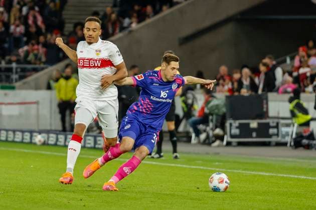 Jamie Leweling (VfB Stuttgart, 18) und Dominik Kohr (1.FSV Mainz, 31) im Zweikampf , Deutschland, Fussball, 1. Bundesliga, 8.Spieltag, 2025 2026, VfB Stuttgart vs. 1.FSV Mainz 05, 26.10.2025, MHP Arena, Stuttgart, Deutschland Stuttgart MHP Arena Baden-Württemberg Deutschland Copyright: xGrantxHubbsx