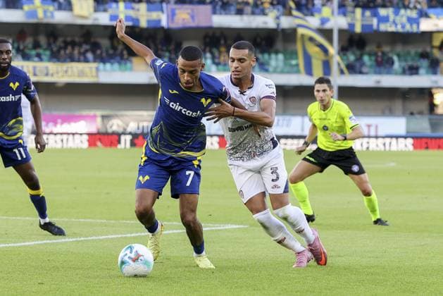 Ryad Idrissi of Cagliari Calcio battle for the ball with Rafik Belghali of Hellas Verona FC during Hellas Verona FC vs Cagliari Calcio, 8Â° Serie A Enilive 2025-26 game at Marcantonio Bentegodi stadium in Verona (VR), Italy, on October 26, 2025.  Copyright: xDavidexCasentini IPAxSportx xipa-agency.netx xx IPA_67107352 IPA_Agency_IPA67107352