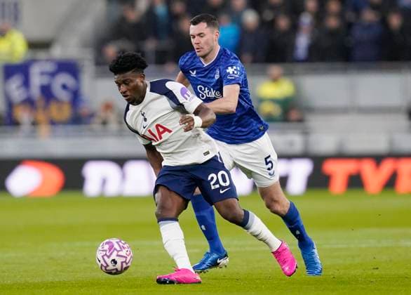 Liverpool, England, 26th October 2025. Mohammed Kudus of Tottenham tussles with Michael Keane of Everton during the Everton vs Tottenham Hotspur Premier League match at Hill Dickinson Stadium, Liverpool. Picture credit should read: Andrew Yates Sportimage EDITORIAL USE ONLY. No use with unauthorised audio, video, data, fixture lists, club league logos or live services. Online in-match use limited to 120 images, no video emulation. No use in betting, games or single club league player publications. SPI_012_AY_Everton_Spurs SPI-4241-0011