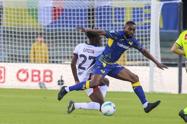 Jean-Daniel Akpa Akpro of Hellas Verona FC battle for the ball with Joseph Liteta of Cagliari Calcio during Hellas Verona FC vs Cagliari Calcio, 8Â° Serie A Enilive 2025-26 game at Marcantonio Bentegodi stadium in Verona (VR), Italy, on October 26, 2025.  Copyright: xDavidexCasentini IPAxSportx xipa-agency.netx xx IPA_67107503 IPA_Agency_IPA67107503