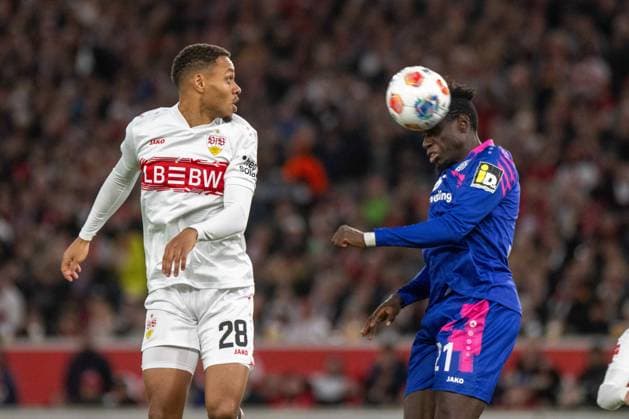Nikolas Terkelsen Nartey (VfB Stuttgart) und Danny Da Costa (1.FSV Mainz 05). xettx, Deutschland, Stuttgart, 26.10.2025, Fussball, Bundesliga: VfB Stuttgart vs 1.FSV Mainz 05, Saison 2025 2026, 8. Spieltag, MHP Arena DFL DFB REGULATIONS PROHIBIT ANY USE OF PHOTOGRAPHS AS IMAGE SEQUENCES AND OR QUASI-VIDEO.
