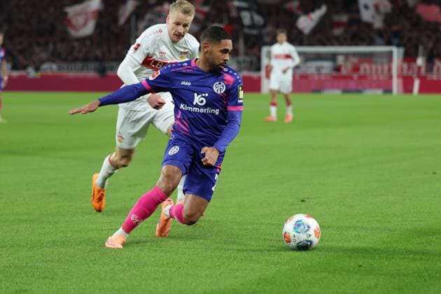 26.10.2025, xrekx, Fussball 1.Bundesliga, VfB Stuttgart - 1.FSV Mainz 05 v.l. Chris Führich Fuehrich (VfB Stuttgart) Phillipp Mwene (1.FSV Mainz 05) (DFL DFB REGULATIONS PROHIBIT ANY USE OF PHOTOGRAPHS as IMAGE SEQUENCES and or QUASI-VIDEO) Stuttgart