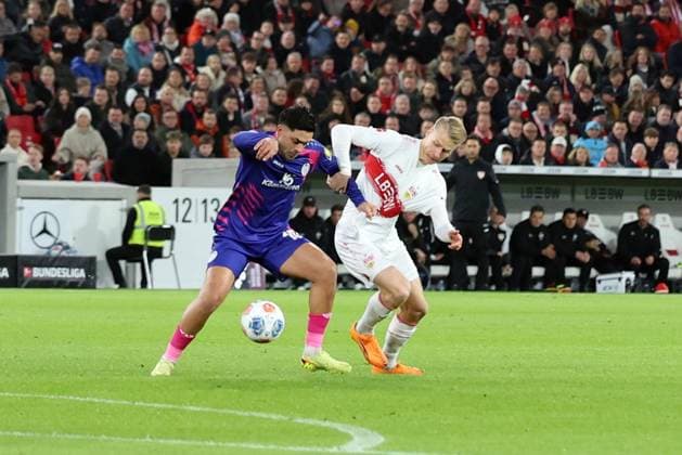 26.10.2025, xrekx, Fussball 1.Bundesliga, VfB Stuttgart - 1.FSV Mainz 05 v.l. Nadiem Amiri (1.FSV Mainz 05) Chris Führich Fuehrich (VfB Stuttgart) Zweikampf, Aktion, action, battle for the ball (DFL DFB REGULATIONS PROHIBIT ANY USE OF PHOTOGRAPHS as IMAGE SEQUENCES and or QUASI-VIDEO) Stuttgart