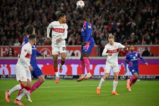 Strafraumszene, Torraumszene Kopfballduell Zweikampf Aktion Nikolas Nartey VfB Stuttgart (28) gegen Danny da Costa 1. FSV Mainz 05 (21) VfB Stuttgart vs 1. FSV Mainz 05 26.10.2025 DFL REGULATIONS PROHIBIT ANY USE OF PHOTOGRAPHS AS IMAGE SEQUENCES AND OR QUASI-VIDEO VfB Stuttgart vs 1. FSV Mainz 05