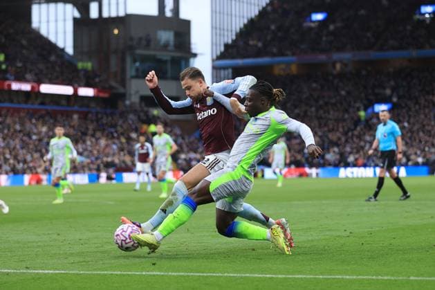 Football - Premier League - Aston Villa v Manchester City 26th October 2025 - Premier League - Aston Villa v Manchester City - Matty Cash of Aston Villa battles with Jeremy Doku of Manchester City - Photo: Simon Stacpoole Offside. Birmingham UK Copyright: xSimonxStacpoolexOffside