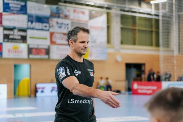 Matthias Flohr (HBW Balingen-Weilstetten, Chef-Trainer) begruesst das Schiedsgericht, HC Oppenweiler-Backnang vs. HBW Balingen-Weilstetten, Handball, 2. Bundesliga, 9. Spieltag, Saison 2025 2026, 26.10.2025, HC Oppenweiler-Backnang vs. HBW Balingen-Weilstetten, Handball, 2. Bundesliga, 9. Spieltag, Saison 2025 2026, 26.10.2025 Backnang Copyright: xEibner-Pressefoto LarsxNeumannx EP_LNN