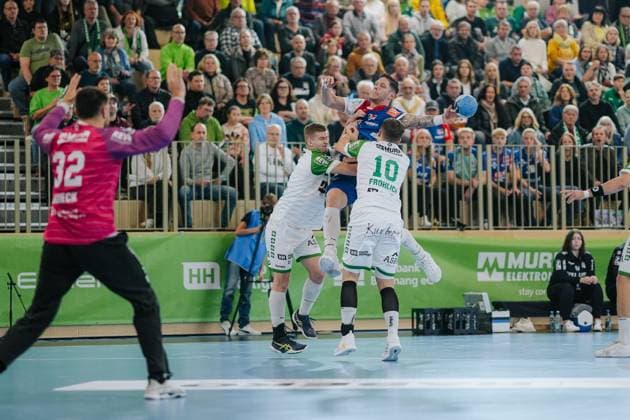 Martin Schmiedt (HC Oppenweiler-Backnang, 21) und Nick Froehlich (HC Oppenweiler-Backnang, 10) stoeren Csaba Leimeter (HBW Balingen-Weilstetten, 55) beim Wurf, HC Oppenweiler-Backnang vs. HBW Balingen-Weilstetten, Handball, 2. Bundesliga, 9. Spieltag, Saison 2025 2026, 26.10.2025, HC Oppenweiler-Backnang vs. HBW Balingen-Weilstetten, Handball, 2. Bundesliga, 9. Spieltag, Saison 2025 2026, 26.10.2025 Backnang Copyright: xEibner-Pressefoto LarsxNeumannx EP_LNN