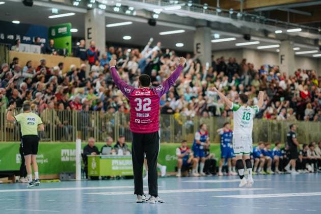 Jubel bei Janis Boieck (HC Oppenweiler-Backnang, 32) vor der vollen Tribuene, HC Oppenweiler-Backnang vs. HBW Balingen-Weilstetten, Handball, 2. Bundesliga, 9. Spieltag, Saison 2025 2026, 26.10.2025, HC Oppenweiler-Backnang vs. HBW Balingen-Weilstetten, Handball, 2. Bundesliga, 9. Spieltag, Saison 2025 2026, 26.10.2025 Backnang Copyright: xEibner-Pressefoto LarsxNeumannx EP_LNN