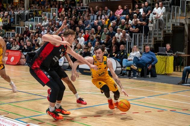 Soeren-Eyke Urbansky (Bayer Giants Leverkusen, 51), Gian Bahattin Aydinoglu (Bozic Estriche Knights Kirchheim, 04), GER, Bozic Estriche Knights Kirchheim vs. Bayer Giants Leverkusen, BARMER 2. Basketball Bundesliga, 05. Spieltag, Saison 2025 2026, 26.10.2025 GER, Bozic Estriche Knights Kirchheim vs. Bayer Giants Leverkusen, BARMER 2. Basketball Bundesliga, 05. Spieltag, Saison 2025 2026, 26.10.2025 Kirchheim unter Teck Copyright: xEibner-Pressefoto SilasxKunzx EP_SKZ