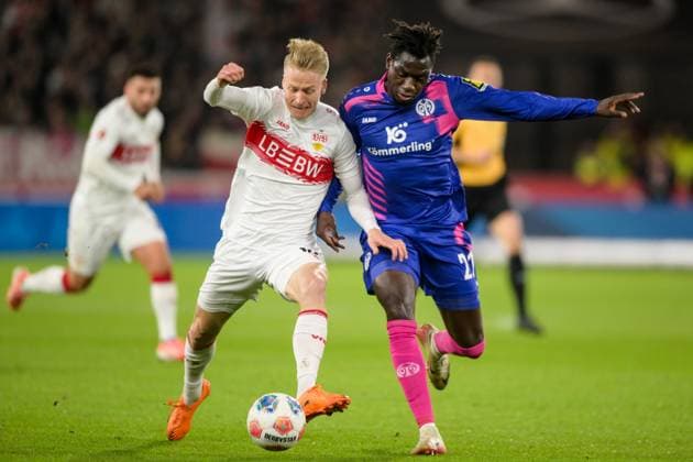 Fußball, 1. Bundesliga, 20251026, VfB Stuttgart - 1. FSV Mainz 05. Im Bild v.l. Chris FÜHRICH (Stuttgart, 10), Danny DA COSTA (Mainz, 21) Zweikampf Ball. Stuttgart MHP Arena Baden Württemberg Deutschland Copyright: Passion2Press MarkusxFischerx