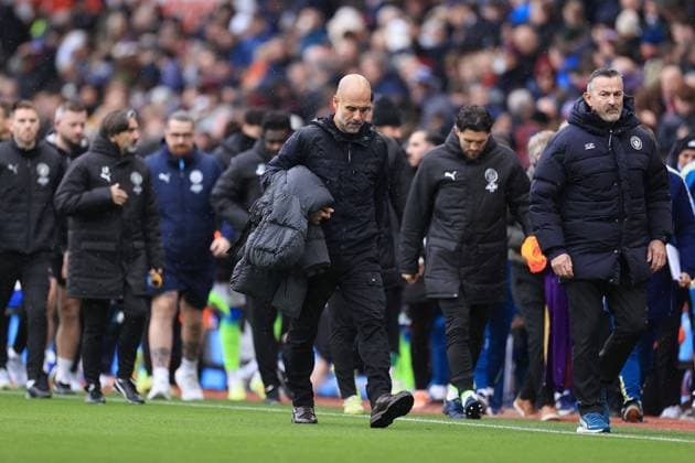 Football - Premier League - Aston Villa v Manchester City 26th October 2025 - Premier League - Aston Villa v Manchester City - Manchester City manager Pep Guardiola walks off - Photo: Simon Stacpoole Offside. Birmingham UK Copyright: xSimonxStacpoolexOffside