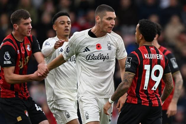 Bournemouth v Nottingham Forest Premier League Nikola Milenkovic of Nottingham Forest clashes with Justin Kluivert of Bournemouth during the Premier League match at the Vitality Stadium, Bournemouth UK Newspapers OUT Copyright: xJeremyxLandeyx FIL-22402-0144