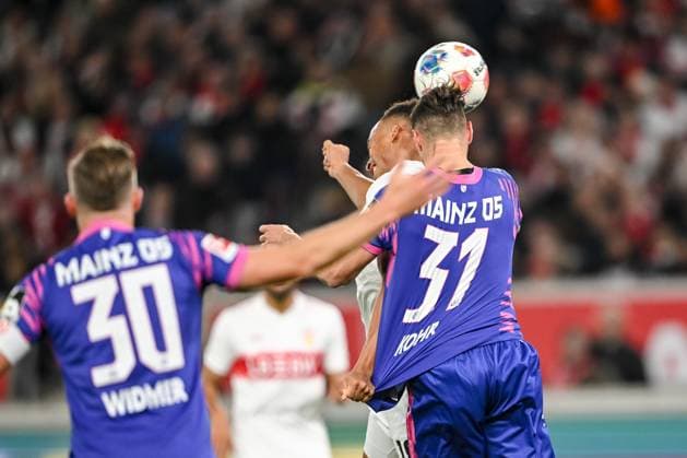 Silvan Widmer (1. FSV Mainz 05), Jamie Leweling (VfB Stuttgart) und Dominik Kohr (1. FSV Mainz 05) im Zweikampf waehrend des Spiels der 1. Bundesliga zwischen VfB Stuttgart und 1. FSV Mainz 05, MHPArena Stuttgart am 26. October 2025 in Stuttgart, Deutschland. (Foto von Harry Langer DeFodi Images) +++ Silvan Widmer (1. FSV Mainz 05), Jamie Leweling (VfB Stuttgart) und Dominik Kohr (1. FSV Mainz 05) battle for the ball during the Bundesliga match between VfB Stuttgart and 1. FSV Mainz 05 at MHPArena Stuttgart on October 26, 2025 in Stuttgart, Germany. (Photo by Harry Langer DeFodi Images) DFL regulations prohibit any use of photographs as image sequences and or quasi-video. (Photo by Harry Langer DeFodi Images) DFL regulations prohibit any use of photographs as image sequences and or quasi-video. Silvan Widmer 1 FSV Mainz 05 , Jamie Leweling VfB Stuttgart and Dominik Kohr 1 FSV Mainz 05 in a duel during the Bundesliga match between VfB Stuttgart and 1 FSV Mainz 05, MHPArena Stuttgart on October 26 2025 in Stuttgart, Germany Photo by Harry Langer DeFodi Images Silvan Widmer 1 FSV Mainz 05 , Jamie Leweling VfB Stuttgart and Dominik Kohr 1 FSV Mainz 05 battle for the ball during the Bundesliga match between VfB Stuttgart and 1 FSV Mainz 05 at MHPArena Stuttgart on October 26, 2025 in Stuttgart, Germany Photo by Harry Langer DeFodi Images DFL regulations prohibit any use of photographs as image sequences and or quasi video Photo by Harry Langer DeFodi Images DFL regulations prohibit any use of photographs as image sequences and or quasi video