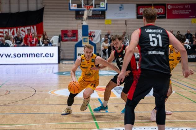 Lucas Mayer (Bozic Estriche Knights Kirchheim, 08), Sebastian Brach (Bayer Giants Leverkusen, 10), Soeren-Eyke Urbansky (Bayer Giants Leverkusen, 51), Nicholas Gerard Spinoso (Bozic Estriche Knights Kirchheim, 13), GER, Bozic Estriche Knights Kirchheim vs. Bayer Giants Leverkusen, BARMER 2. Basketball Bundesliga, 05. Spieltag, Saison 2025 2026, 26.10.2025 GER, Bozic Estriche Knights Kirchheim vs. Bayer Giants Leverkusen, BARMER 2. Basketball Bundesliga, 05. Spieltag, Saison 2025 2026, 26.10.2025 Kirchheim unter Teck Copyright: xEibner-Pressefoto SilasxKunzx EP_SKZ