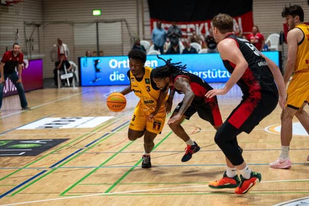 Charles Tyrone Harris Jr. (Bozic Estriche Knights Kirchheim, 03), Kobe Langley (Bayer Giants Leverkusen, 08), Soeren-Eyke Urbansky (Bayer Giants Leverkusen, 51), Nicholas Gerard Spinoso (Bozic Estriche Knights Kirchheim, 13), GER, Bozic Estriche Knights Kirchheim vs. Bayer Giants Leverkusen, BARMER 2. Basketball Bundesliga, 05. Spieltag, Saison 2025 2026, 26.10.2025 GER, Bozic Estriche Knights Kirchheim vs. Bayer Giants Leverkusen, BARMER 2. Basketball Bundesliga, 05. Spieltag, Saison 2025 2026, 26.10.2025 Kirchheim unter Teck Copyright: xEibner-Pressefoto SilasxKunzx EP_SKZ