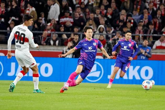 Chema (VfB Stuttgart, 30) und Jae-sung Lee (1.FSV Mainz, 07) im Kampf um den Ball , Deutschland, Fussball, 1. Bundesliga, 8.Spieltag, 2025 2026, VfB Stuttgart vs. 1.FSV Mainz 05, 26.10.2025, MHP Arena, Stuttgart, Deutschland Stuttgart MHP Arena Baden-Württemberg Deutschland Copyright: xGrantxHubbsx