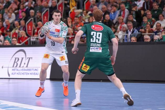 26.10.2025, xgox, Handball - Daikin HBL, TSV Hannover-Burgdorf - SC Magdeburg emspor, v.l. Elvar Oern Jonsson (Magdeburg, 19) am Ball, plays the ball Hannover