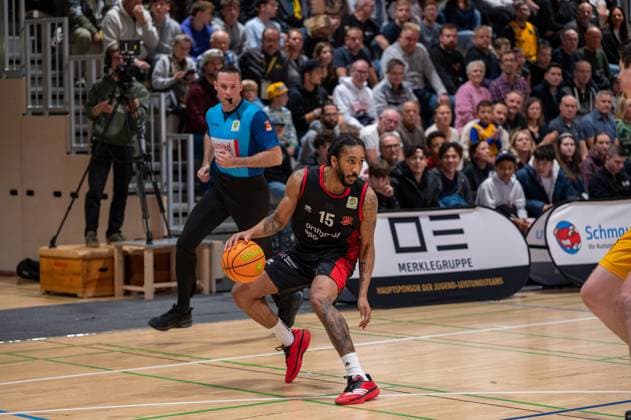Donte Nicholas (Bayer Giants Leverkusen, 15), GER, Bozic Estriche Knights Kirchheim vs. Bayer Giants Leverkusen, BARMER 2. Basketball Bundesliga, 05. Spieltag, Saison 2025 2026, 26.10.2025 GER, Bozic Estriche Knights Kirchheim vs. Bayer Giants Leverkusen, BARMER 2. Basketball Bundesliga, 05. Spieltag, Saison 2025 2026, 26.10.2025 Kirchheim unter Teck Copyright: xEibner-Pressefoto SilasxKunzx EP_SKZ