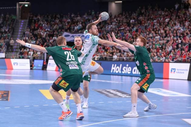 26.10.2025, xgox, Handball - Daikin HBL, TSV Hannover-Burgdorf - SC Magdeburg emspor, v.l. Albin Lagergren (Magdeburg, 21) wirft Tor, Torschuetze, erzielt Tor, Treffer, scores the goal Hannover