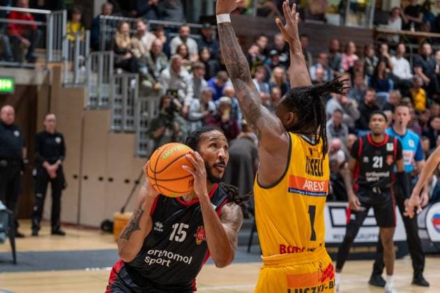 Donte Nicholas (Bayer Giants Leverkusen, 15), Phillip Montreal Russell (Bozic Estriche Knights Kirchheim, 01), GER, Bozic Estriche Knights Kirchheim vs. Bayer Giants Leverkusen, BARMER 2. Basketball Bundesliga, 05. Spieltag, Saison 2025 2026, 26.10.2025 GER, Bozic Estriche Knights Kirchheim vs. Bayer Giants Leverkusen, BARMER 2. Basketball Bundesliga, 05. Spieltag, Saison 2025 2026, 26.10.2025 Kirchheim unter Teck Copyright: xEibner-Pressefoto SilasxKunzx EP_SKZ