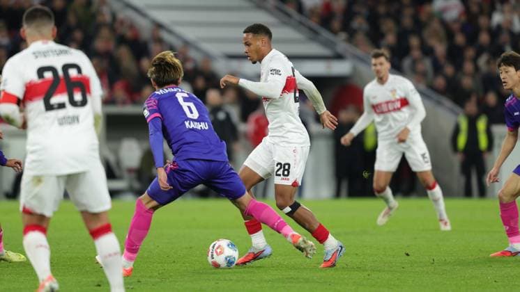 Stuttgart, Bundesliga Fußball VfB Stuttgart vs. 1. FSV Mainz 05, v.l. Kaisho Sano (Mainz) Nicolas Nartey (VfB) Gemäß den Vorgaben der DFL Deutschen Fußball Liga ist es untersagt, in dem Stadion und oder vom Spiel angefertigte Fotoaufnahmen in Form von Sequenzbildern und oder videoähnlichen Fotostrecken zu verwerten bzw. verwerten zu lassen.