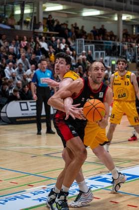 Dennis Heinzmann (Bayer Giants Leverkusen, 22), Nicolas Bretzel (Bozic Estriche Knights Kirchheim, 21), Nil Failenschmid Clavera (Bozic Estriche Knights Kirchheim, 15), GER, Bozic Estriche Knights Kirchheim vs. Bayer Giants Leverkusen, BARMER 2. Basketball Bundesliga, 05. Spieltag, Saison 2025 2026, 26.10.2025 GER, Bozic Estriche Knights Kirchheim vs. Bayer Giants Leverkusen, BARMER 2. Basketball Bundesliga, 05. Spieltag, Saison 2025 2026, 26.10.2025 Kirchheim unter Teck Copyright: xEibner-Pressefoto SilasxKunzx EP_SKZ
