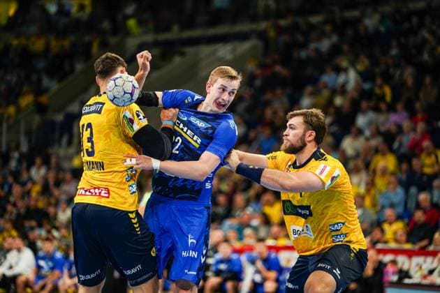 26.10.2025, xdaymx, Handball Daikin HBL, Rhein Neckar Loewen -TVB Stuttgart v.l. Sebastian Heymann (RNL), Torben Matzken (TVG) und Steven Plucnar Jacobson (RNL) Mannheim