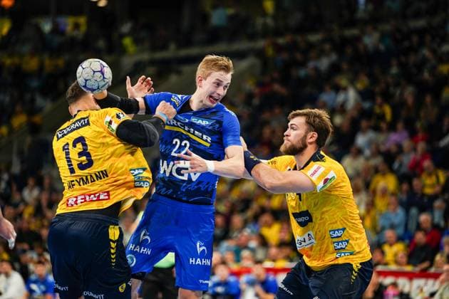 26.10.2025, xdaymx, Handball Daikin HBL, Rhein Neckar Loewen - TVB Stuttgart v.l. Sebastian Heymann (RNL), Torben Matzken (TVG) und Steven Plucnar Jacobson (RNL) Mannheim