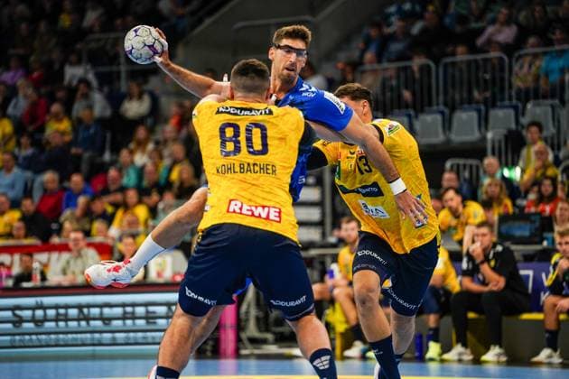 26.10.2025, xdaymx, Handball Daikin HBL, Rhein Neckar Loewen - TVB Stuttgart v.l. Jannik Kohlbacher (RNL), Antonio Serradilla (TVG) & Sebastian Heymann (RNL) Mannheim
