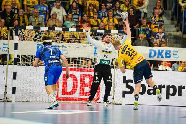 26.10.2025, xdaymx, Handball Daikin HBL, Rhein Neckar Loewen - TVB Stuttgart v.l. 7 Meter vl. Kasper Lien (TVG), Daniel Rebmann (TVG) & Haukur Thrastarson (RNL) Mannheim