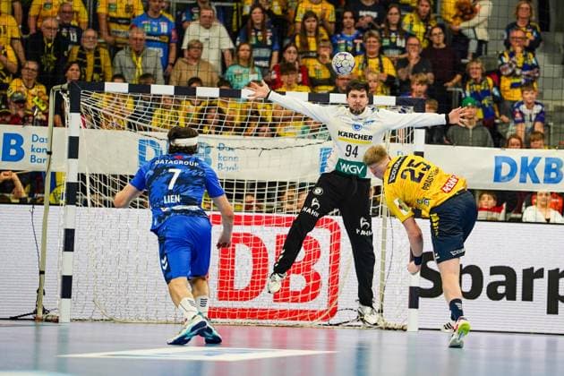 26.10.2025, xdaymx, Handball Daikin HBL, Rhein Neckar Loewen - TVB Stuttgart v.l. 7 Meter vl. Kasper Lien (TVG), Daniel Rebmann (TVG) & Haukur Thrastarson (RNL) Mannheim