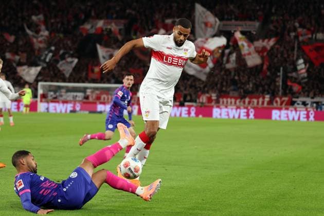 26.10.2025, xrekx, Fussball 1.Bundesliga, VfB Stuttgart - 1.FSV Mainz 05 v.l. Phillipp Mwene (1.FSV Mainz 05) Josha Vagnoman (VfB Stuttgart) Zweikampf, Aktion, action, battle for the ball (DFL DFB REGULATIONS PROHIBIT ANY USE OF PHOTOGRAPHS as IMAGE SEQUENCES and or QUASI-VIDEO) Stuttgart