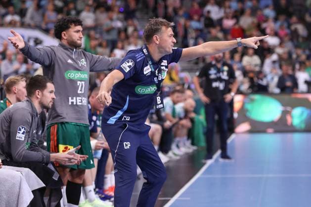 26.10.2025, xgox, Handball - Daikin HBL, TSV Hannover-Burgdorf - SC Magdeburg emspor, v.l. Christian Prokop (Hannover, Trainer) gibt Anweisungen, gestikuliert mit den Armen, gesticulate, gives instructions Hannover
