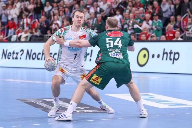 26.10.2025, xgox, Handball - Daikin HBL, TSV Hannover-Burgdorf - SC Magdeburg emspor, v.l. Felix Claar (Magdeburg, 7), Justus Fischer (Hannover, 54) Zweikampf, Duell, Kampf, tackle Hannover