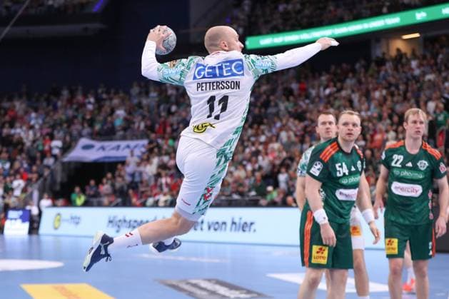 Sport Bilder des Tages 26.10.2025, xgox, Handball - Daikin HBL, TSV Hannover-Burgdorf - SC Magdeburg emspor, v.l. Daniel Pettersson (Magdeburg, 11) wirft Tor, Torschuetze, erzielt Tor, Treffer, scores the goal Hannover