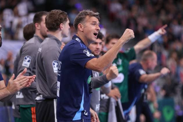 26.10.2025, xgox, Handball - Daikin HBL, TSV Hannover-Burgdorf - SC Magdeburg emspor, v.l. Christian Prokop (Hannover, Trainer) gibt Anweisungen, gestikuliert mit den Armen, gesticulate, gives instructions Hannover
